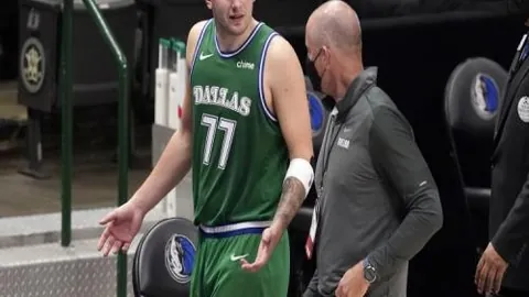 廖锦涛执掌大连中轴线，实力与国脚相当，李国旭换下小闯展现果断风采。